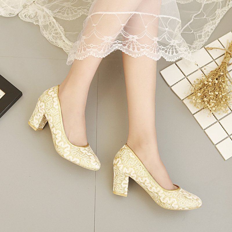 Low-cut Round Head With Chinese Lace Wedding Shoes Eine Lange Historische Stellung Haben